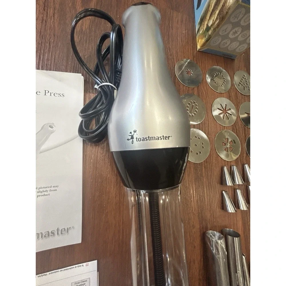 Toastmaster Cookie Press TMCKM2SB-12 Discs, 8 Tips, 2 Cannoli Forms 2005 Open Bx